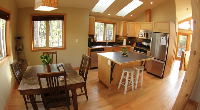 Black Bear Guesthouse トフィーノ 部屋 写真