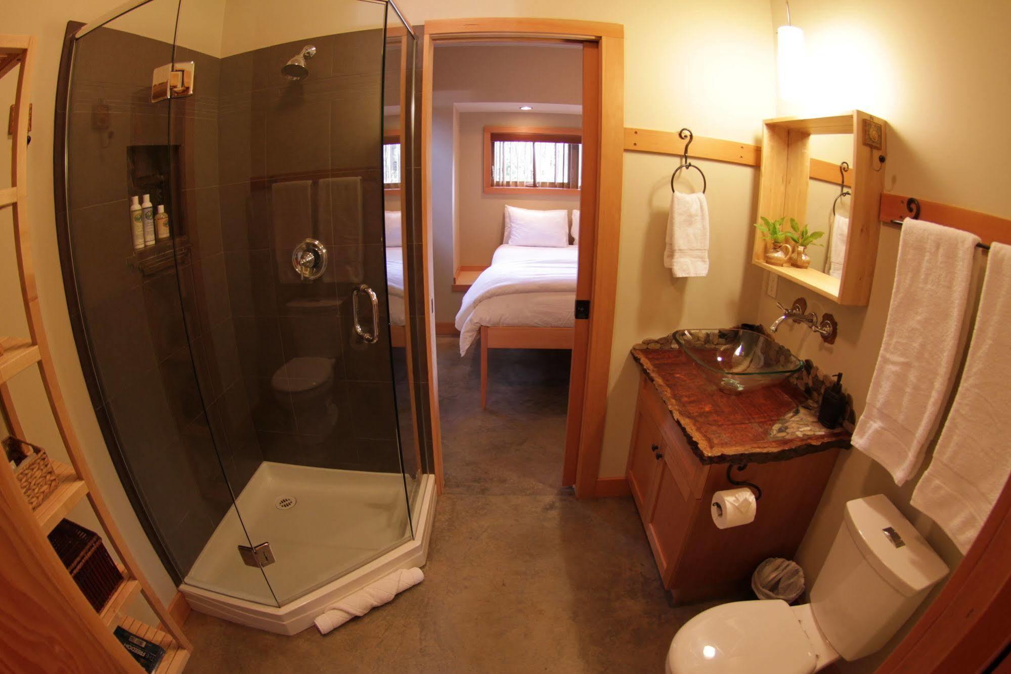 Black Bear Guesthouse トフィーノ エクステリア 写真
